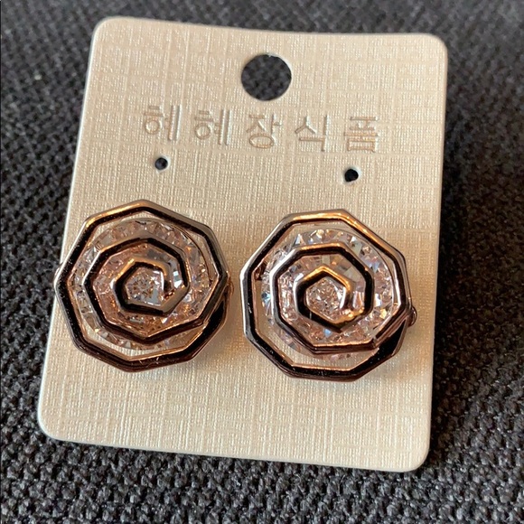 New pair of camellia rose gold crystal studs - Picture 1 of 2